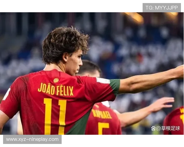 菲利克斯足球明星卡挂件收藏品展现经典球场瞬间与精彩技术